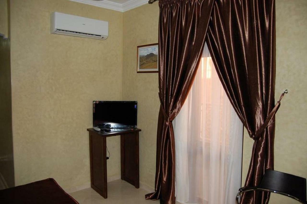 Hotel Amoudou فندق أمودو Тизнит Екстериор снимка